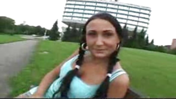 Egy bimbó szex videók ingyen online egy szakállas csávó tetején van, punciját döngölve