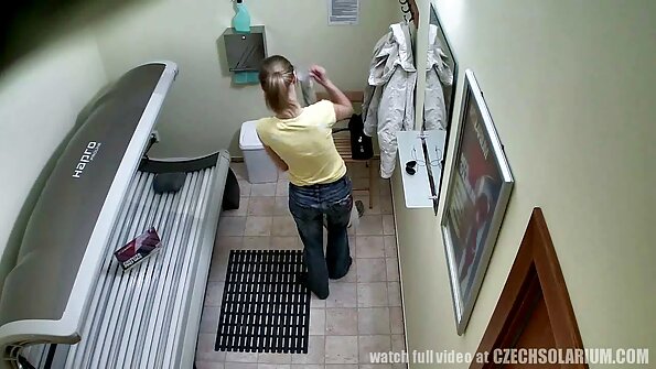 Amatőr barna erőteljesen rángatja le a kakasát, amíg el nem szex filmek online cumzik