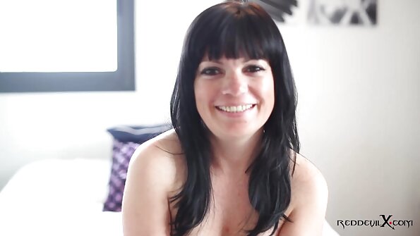 Egy rövid hajú mostohaanyát dúdol a kanapén egy ménes erotikus videók ingyen