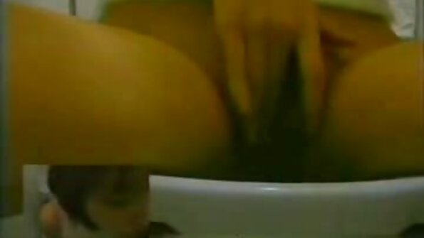 Kakas éhes szőke fúrja a punciját egy szex filmek ingyen nagy játékkal