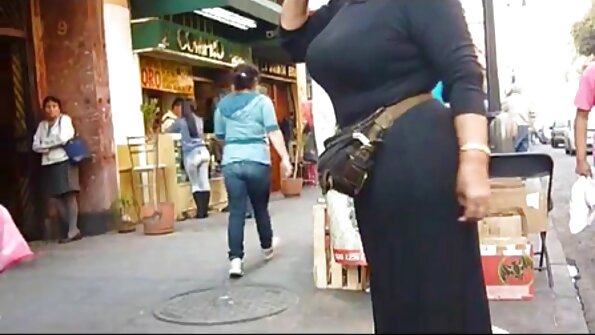 Egy online szex videók szőke, aki szeret baszni, meztelen az öltözőben, szórakozik