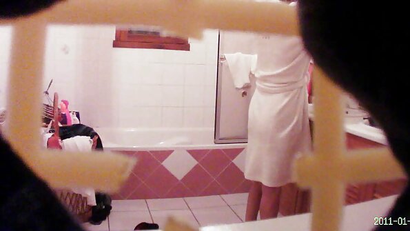 Egy szőke szex filmek ingyen szexi seggével egy aknatengelyben van, és elbasz