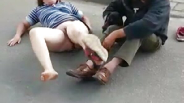 Egy tinédzser szőke, aki szereti a faszt, egyre szar a szex filmek online nedves cunt