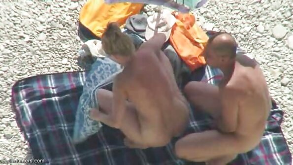 Egy szép dolog göndör online szex film hajjal pihen és kibaszott egy füvön