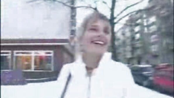 Busty vixen szereti, ha nagy szex videók ingyen online melleit megérintik, miközben szívja