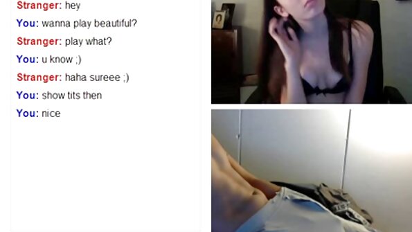 Egy sovány testű barna szétnyitja a online erotikus filmek lábait