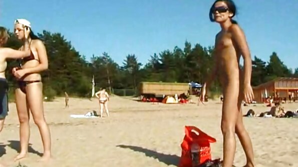 Egy kanos pornósztárnak van egy nagy segge, amely kígyózik online szex video a kamera előtt