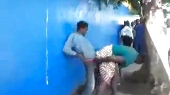 Egy barna, aki online szex video szeret pihenni az emberével a tó mellett, meztelen