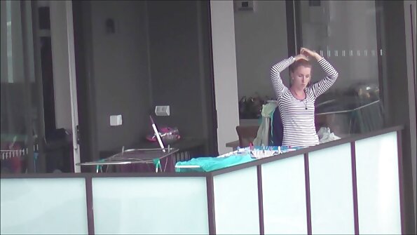 Nagy cicás lány Lena Paul rózsaszín bikiniben fordul Charles Dera szex videok ingyen online felé
