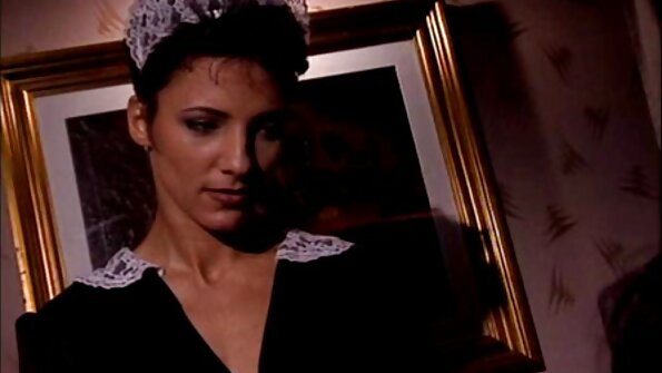 A magyarul beszélő szex videók szexi rendőri egyenruhában lévő szukáknak őrült FFM hármasa van