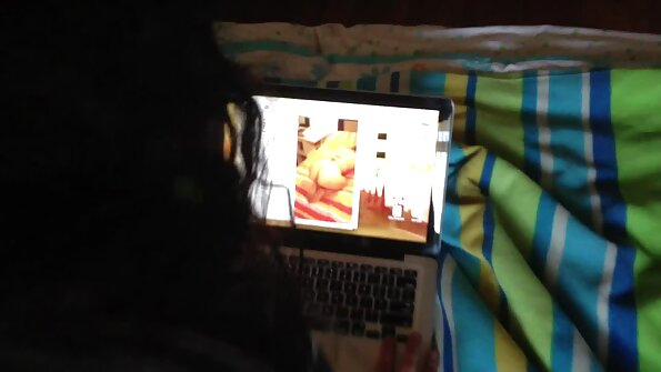 Barna lány megengedi, hogy az osztálytársai kakasokat lökjenek belé erotikus filmek online