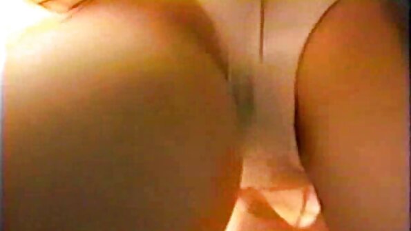 Egy nagy mellű menyecske online szex video kap egy kakas a cica egy klasszikus házban