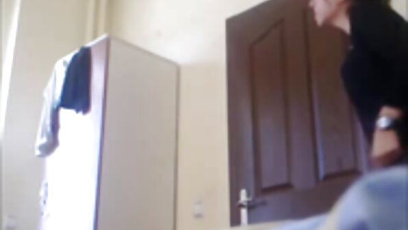 Egy csaj, akinek nagy szex videók online puffadt mellbimbói vannak a természetes mellein, szív egy kakas