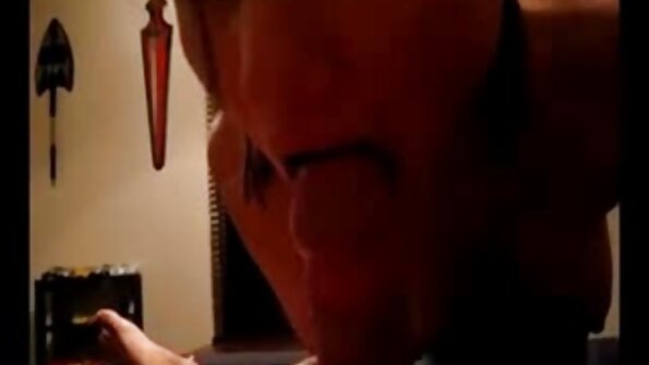 A pufók, szőke Stassi Rossi két nagy fekete dildóval játszik ingyen online szex video