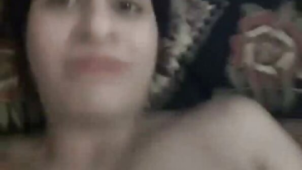 Egy szőke, szexi arcú kakas szopást csinál ingyen erotikus videó ebben a videóban