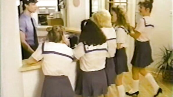 Egy hosszú, göndör hajú szőke szar a húsos szamár kelemen anna szex filmjei ajkában