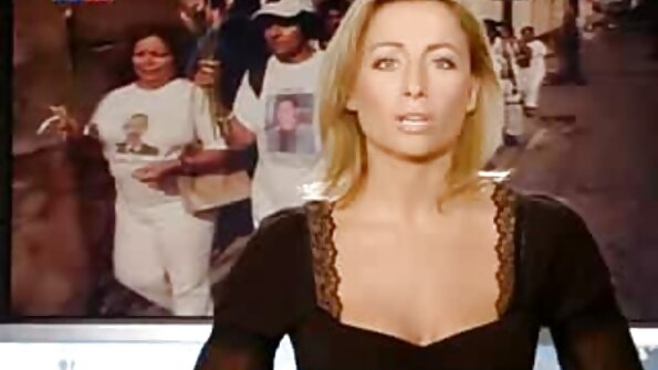 Egy fekete hajú szex video letoltes nő, akinek nagy cici van, megnyalta a medence mellett