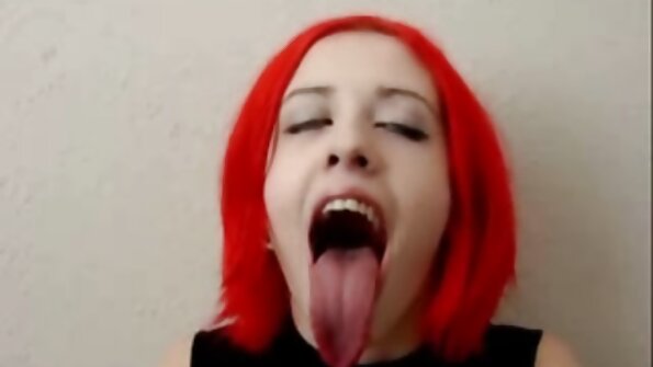 Egy barna szája szex videók online egy fasz tetejére kerül, és megcsókolja