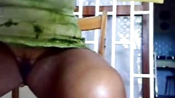 Egy bimbónak összeszorítják a seggét, és a magyarul beszelo szex filmek mellét masszírozzák az ágyon