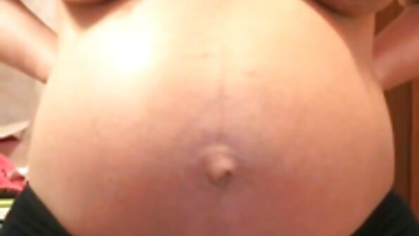 Egy barna egyre cum a online szex video szájában a kamera előtt