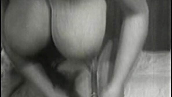 Egy menyecske leveszi erotikus filmek magyarul a ruháját, és megmutatja meztelen szexi formáját